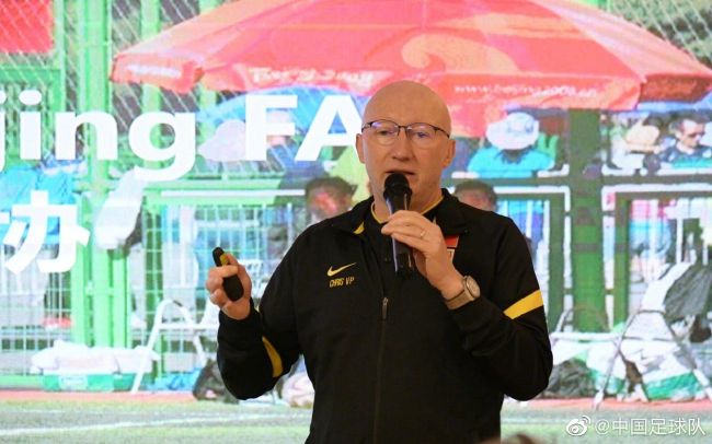 左路定位球开到禁区金玟哉头球摆渡门前凯恩头球破门，拜仁2-0斯图加特。